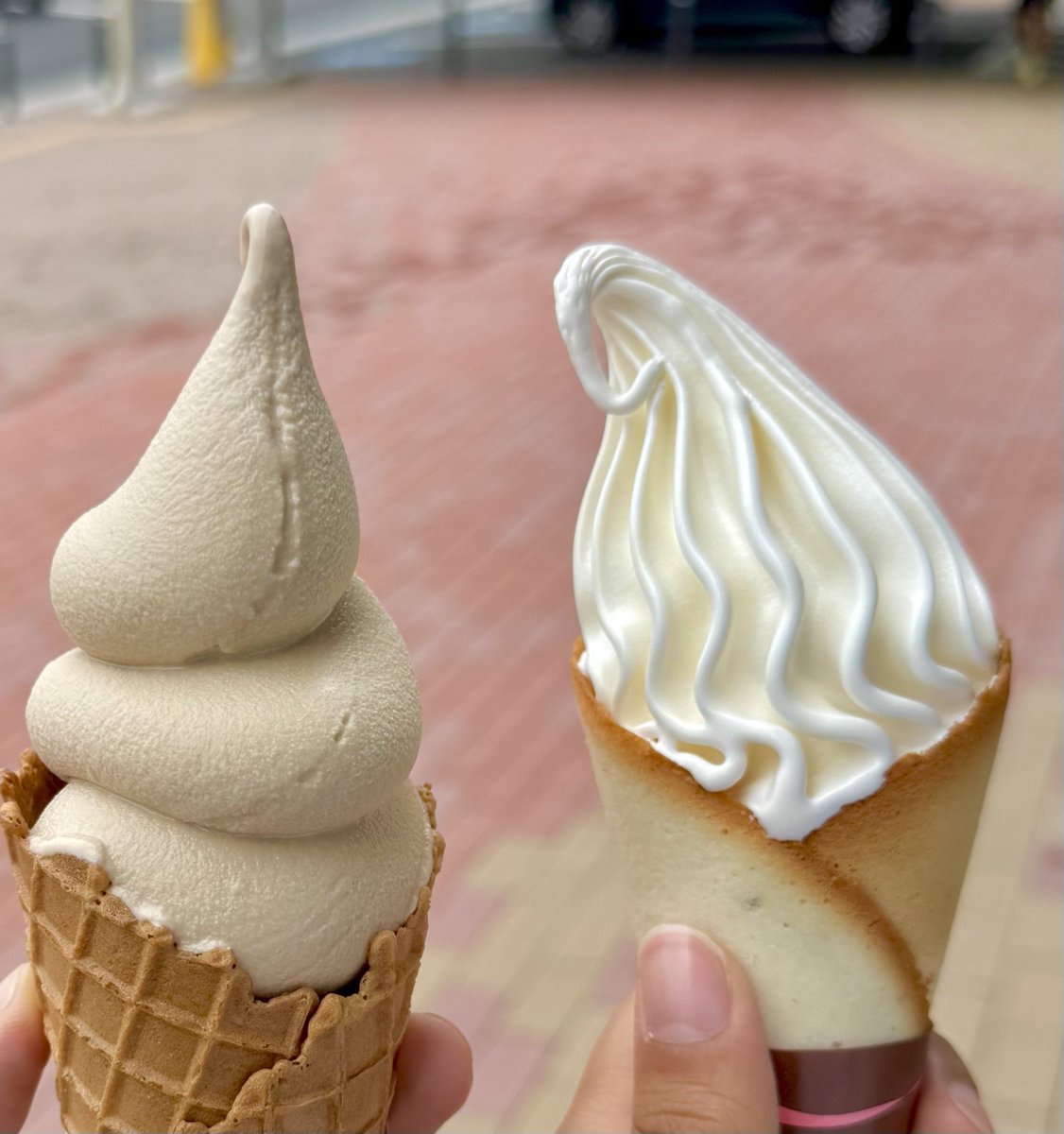 らくのうマザーズのソフトクリーム(左)と、クレミア！！！！！