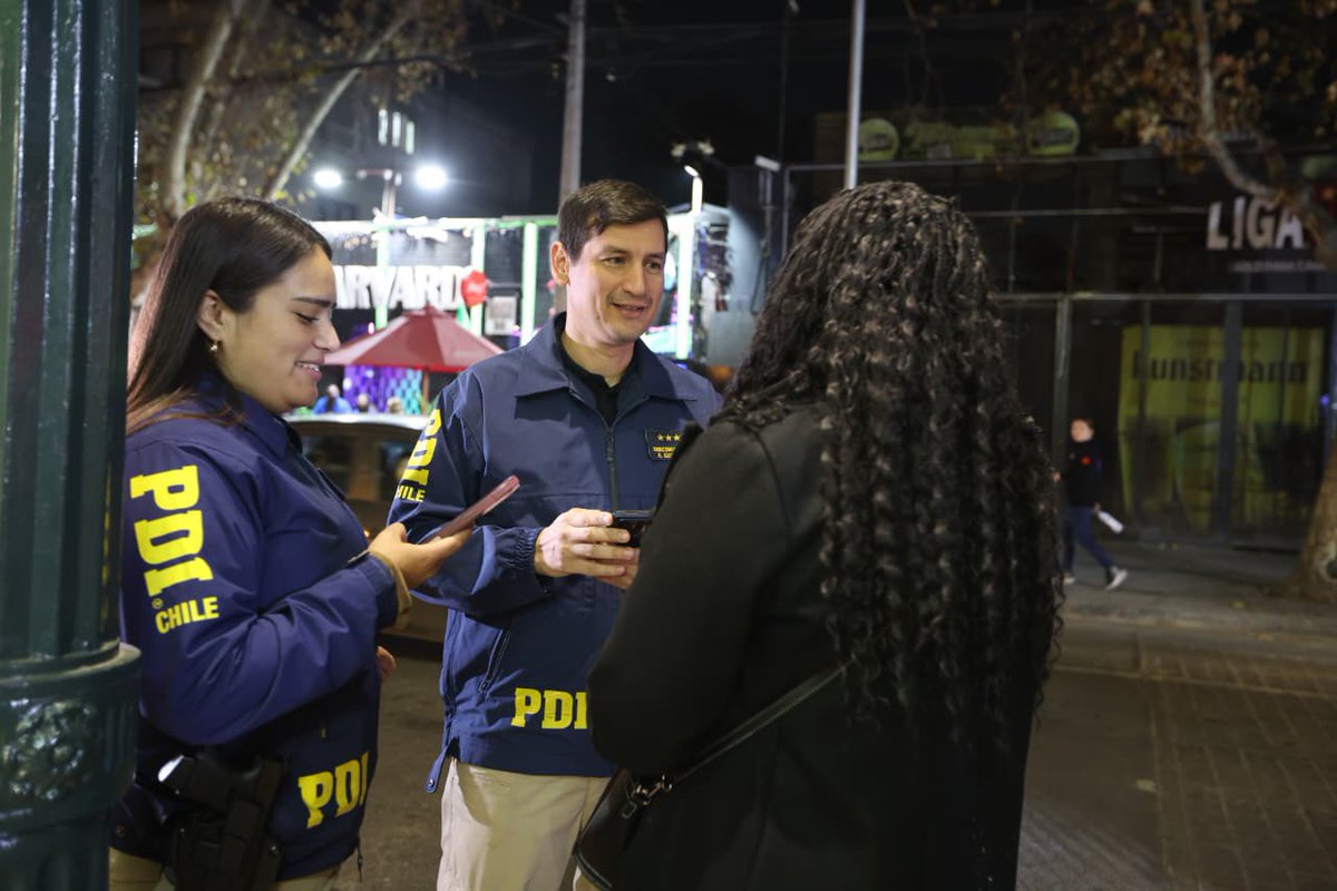 PDI_CHILE's tweet photo. El despliegue encabezado por el Ministro de Seguridad Pública, Martín Arrau, contó además con la presencia del Prefecto Inspector Luis Orellana  y tuvo como objetivo reforzar la presencia preventiva en espacios de alta afluencia de público, efectuar controles migratorios y detectar eventuales infracciones a la normativa vigente, contribuyendo así a la seguridad de la comunidad.