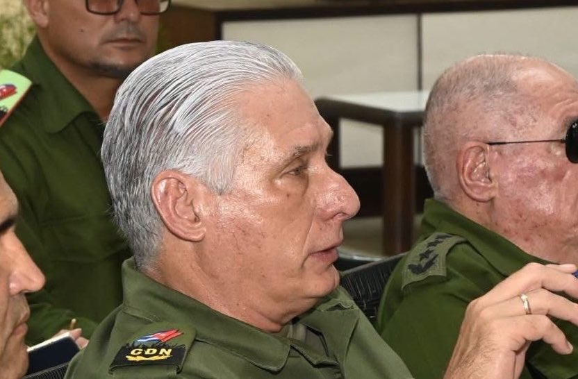 MagJorgeCastro's tweet photo. Se pasaron con el gel de pelo para Díaz-Canel.

El dictador fue de visita a una “zona de defensa” en La Habana y ahora si se aseguraron de que no se despeinara.

Son un meme. https://t.co/ISJNZIkKh7