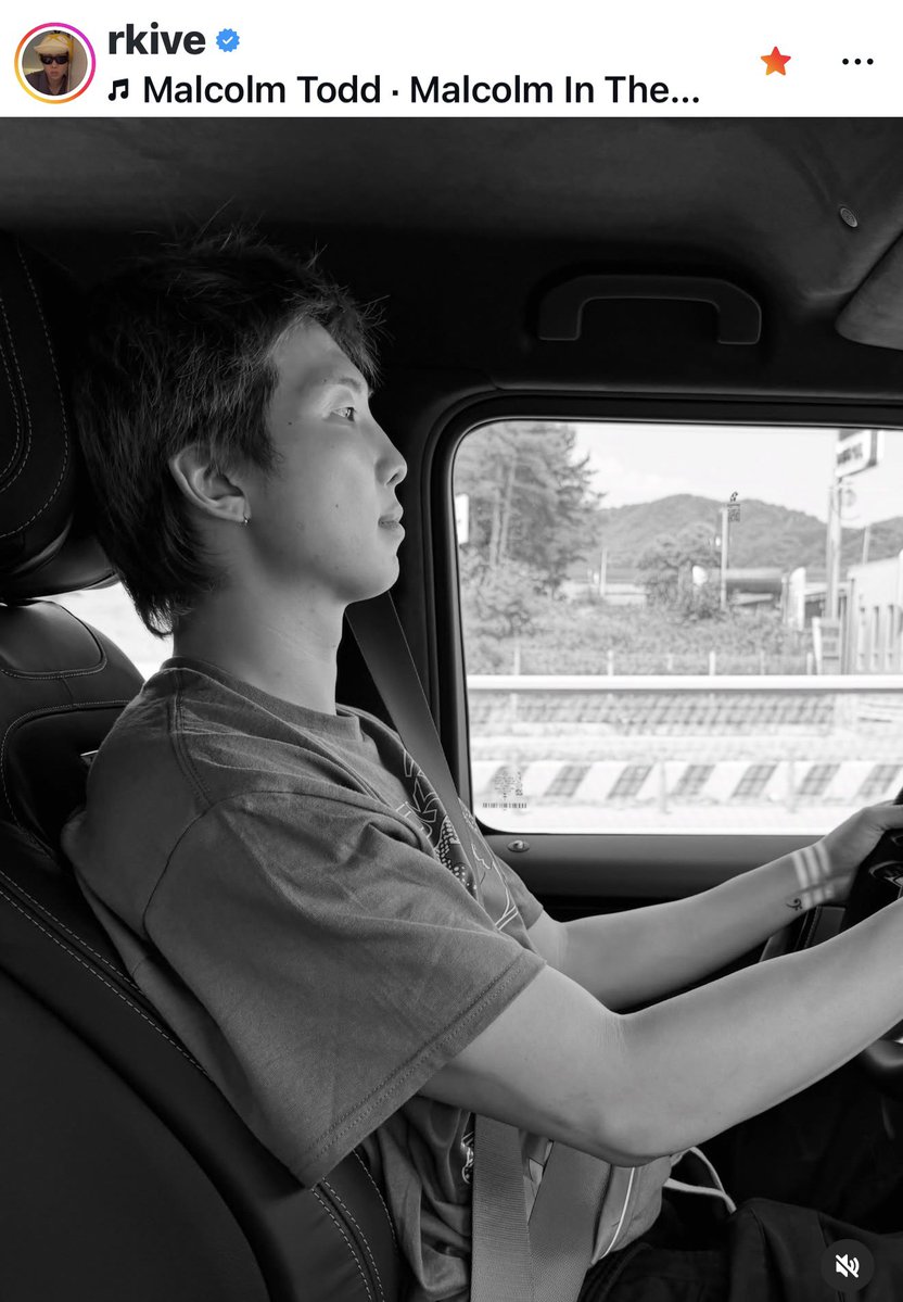 LouisWM11's tweet photo. ナムさんが運転してる‼️
しかもこの姿勢🤣
可愛すぎる
事故らないように気をつけてね https://t.co/BT33YwW7jr