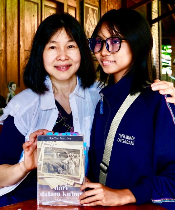 SoeTjenMarching's tweet photo. Siswa ini baru lulus SMA. Dia mengaku hrs menabung bbrp bulan u/ membeli novel saya. Dia tdk menabung u/ baju, sepatu, tas mahal; tp BUKU! Dia tdk memperdulikan penampilan, tp lebih mementingkan “isi”. Manusia2 seperti ini membuat saya terharu &amp; akan saya kenang selalu! https://t.co/JkyauMW6GB