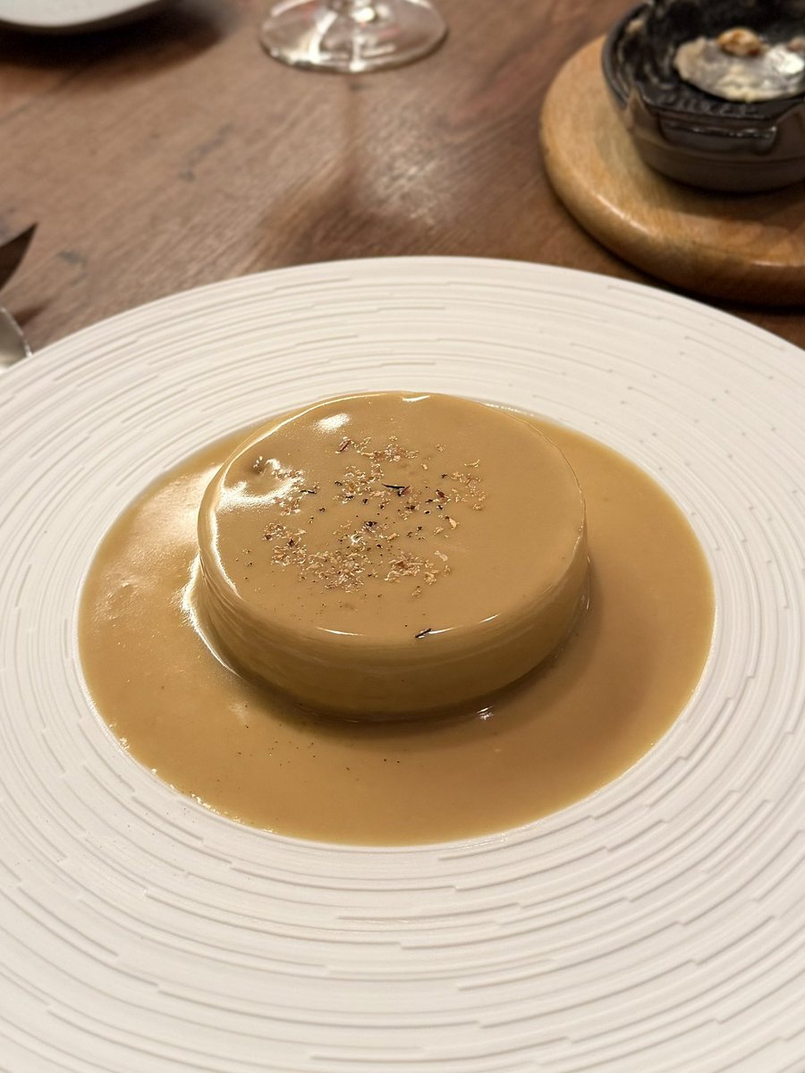 watalog31's tweet photo. 【a table】フレンチ、末広町

湯島末広町エリアでのディナーに久々の再訪。前回同様広々とした二階のテーブル席で、ボトルワイン白赤を飲みながらアラカルトをいただいた。スペシャリテのパテアンクルート、サーモンのミキュイを前菜に、小鳩とフォアグラのパイ包みまで堪能。ジビエの季節にまた伺いたい。
