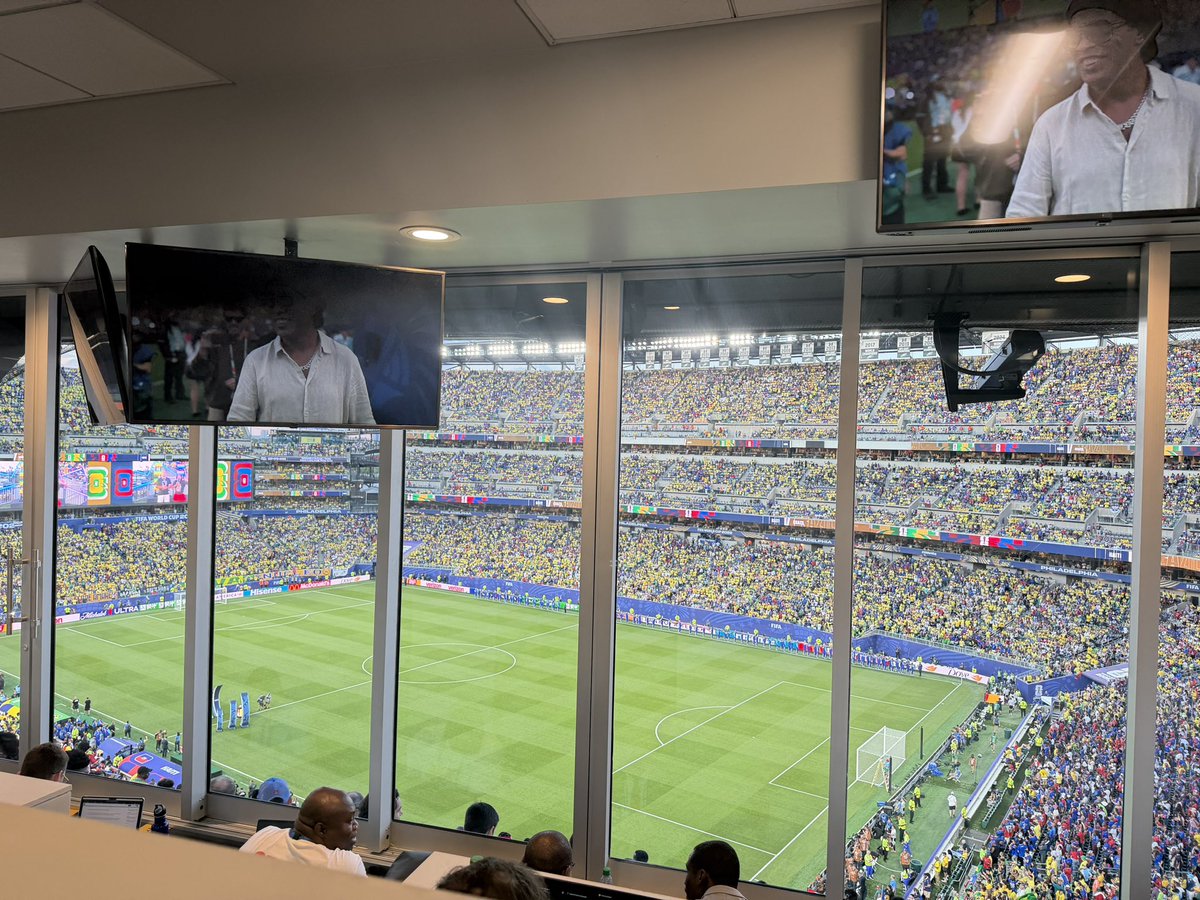 MiguelDelaney's tweet photo. Apparently Taylor Swift paid for these windows as she wanted her guests to be air-conditioned https://t.co/Oo31stNUbY