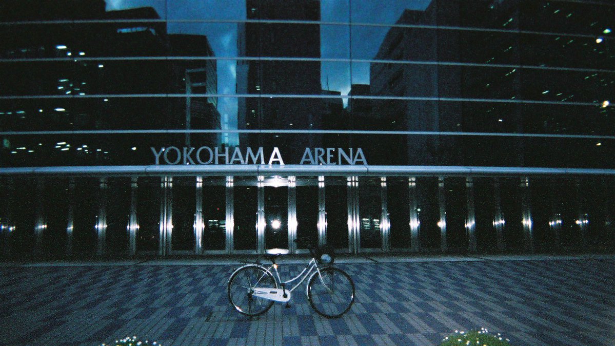 pinchiza's tweet photo. 24年前ですけどね、まだ上京したばっかで、なんか暇すぎてとりあえずママチャリで熱海まで行った、ってことがあったんですよね。
でね、その時たまたま通りかかった以来の横浜アリーナなんですよね。
今日から2日間よろしくお願いしますね。もうママチャリでは行かないですけど。 https://t.co/bmpuR7dwBR