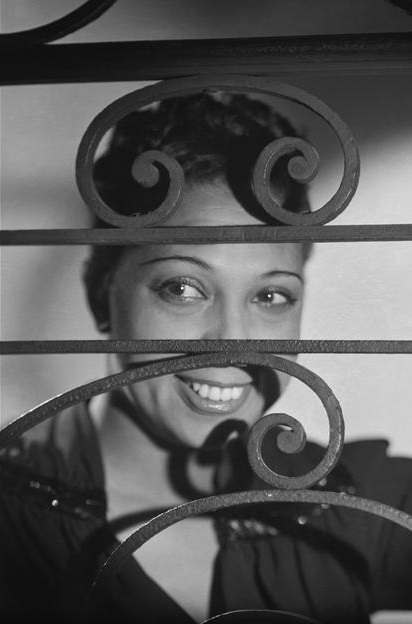 KeysSteven's tweet photo. @tcm Some take lemons ..
et faire de la limonade

The St Louis girl (b 06) in iron curls &amp; mustache, a bit of whimsy from Studio Harcourt (38) #zouzou #JoséphineBaker #paris #tcmparty https://t.co/p2uTpciOzg