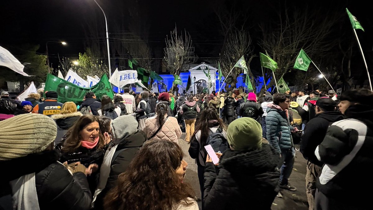 Cesargarzon80's tweet photo. #SantaCruz #RioGallegos 
Carlos Garzon: Que nadie se equivoque.
La unidad sindical no nació para administrar derrotas.
Nació para conquistar derechos.
#UnidadDeLosTrabajadores #LucharSirve #ATESantaCruz #CTAAutónomaSantaCruz https://t.co/KB2RZvlFjw