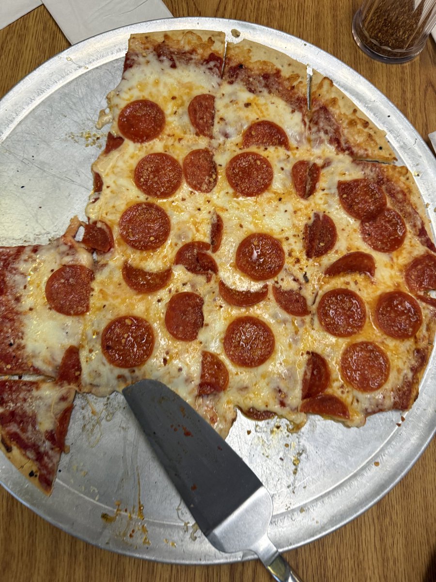 elyisum13's tweet photo. Bar pizza is top tier https://t.co/tgFRareiSL