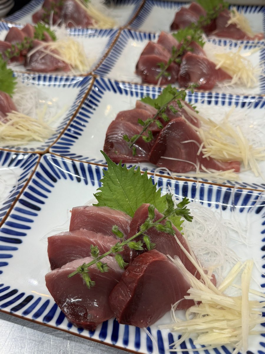 sanyo_dining's tweet photo. おはようございます☔️
本日はお久しぶりの雨ですが、三洋食堂はオススメ多数です✨️
千葉県千倉産トビウオのたたきや、カツオのお刺身などまだまだあります！
ぜひ三洋食堂へお越しください🍤
#大田市場
#やっちゃば横丁
#三洋食堂
#市場
#朝ごはん https://t.co/J6AhbFxs4U