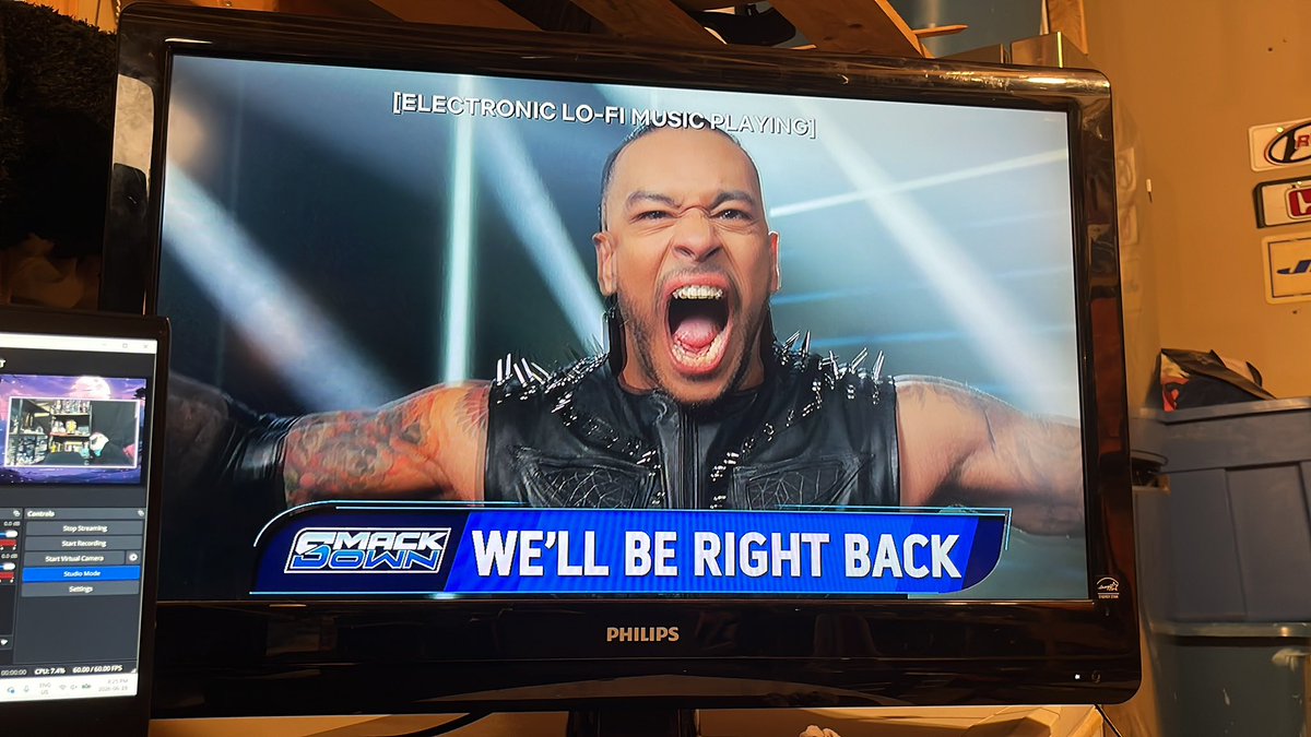 thestonnedqueen's tweet photo. Wasn’t it supposed to be the first hour add free ??

#wwe #smackdown https://t.co/aevudcOaol