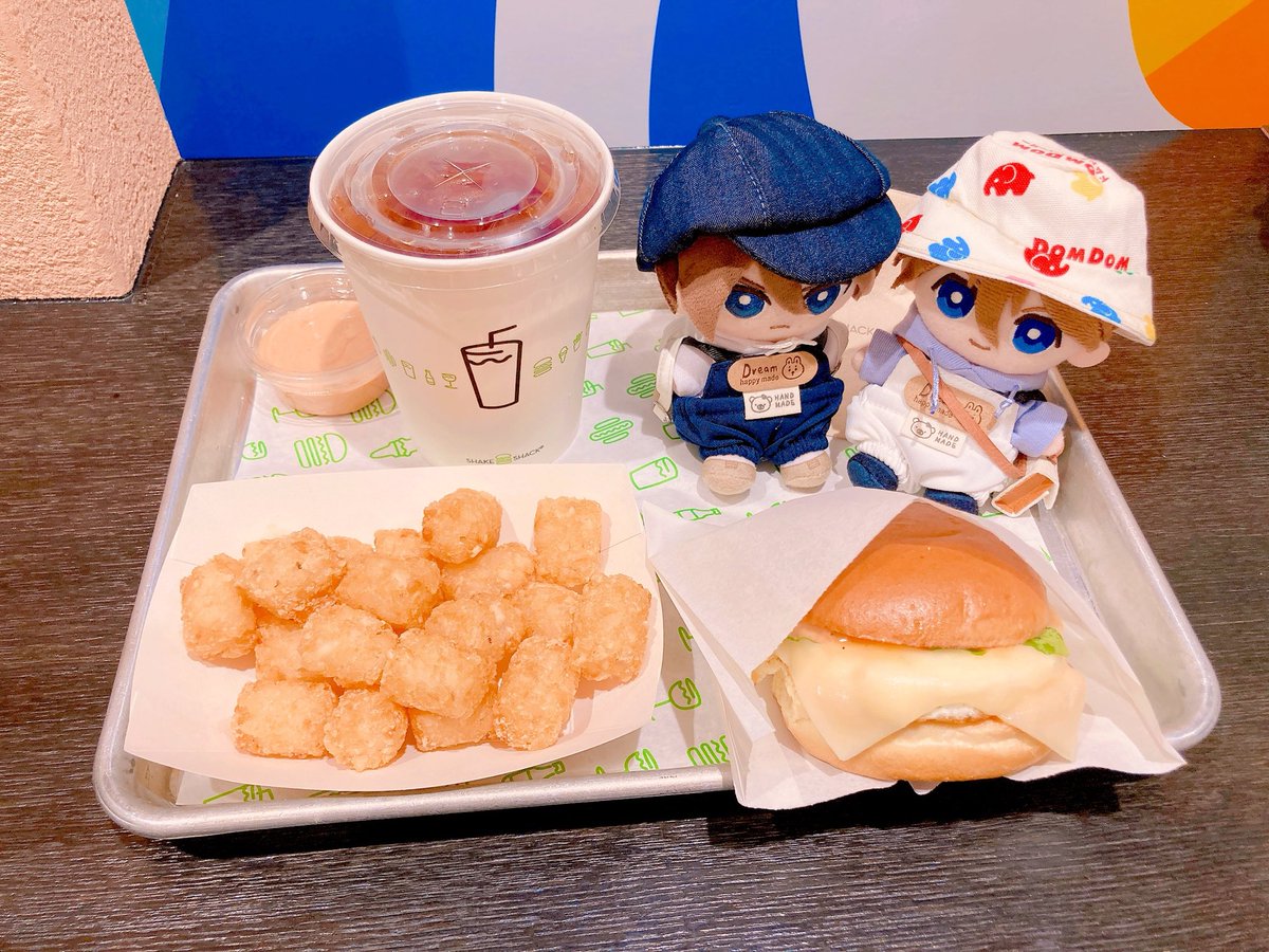momokomochi's tweet photo. 朝ごはんに初SHAKESHSCK
容器のおかげでなんとなく配給ぽさがあるな
ディストピア飯（豪華版）てかんじ https://t.co/2XgNaMJIOU