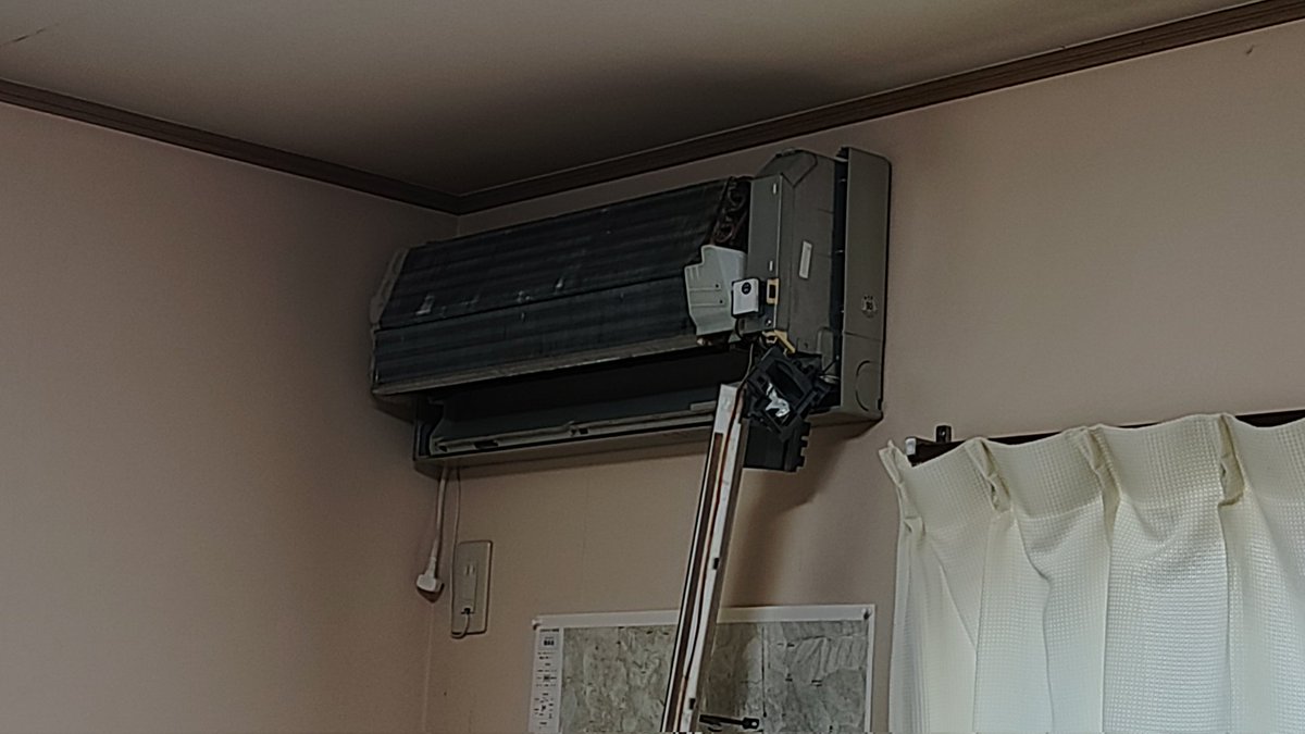 ⚠️遺品整理、エアコン⚠️ 昨晩は汗だくになりながら2階のエアコンの掃除をした。 2階の方が1階