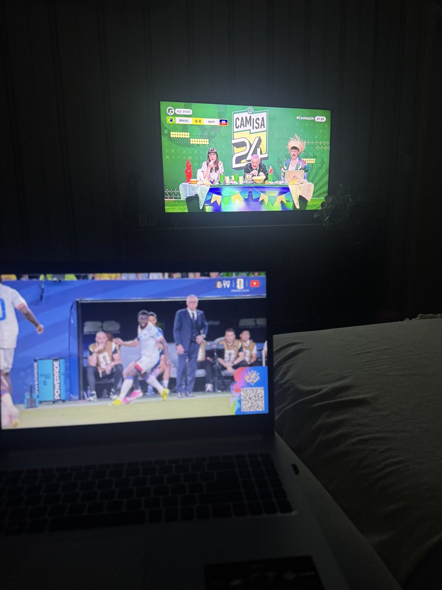edaiguigafe's tweet photo. Melhor jeito de ver o jogo do Brasil com a narração do Fi, Edu e Camila! #camisa24 assim eu começo a entender de futebol! https://t.co/JccuzV1KJ3
