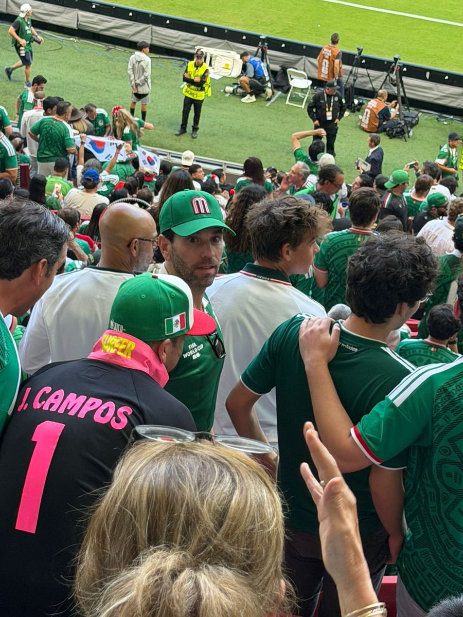 Rafaherrera1983's tweet photo. "En boca cerrada no entran moscas"
Miren nada más... El #NarcoPeriodista @CarlosLoret presente en el estadio 🏟️ 
De seguro lo pagó #LordMontajes con todo el #Chayote que le dió #GarciaLuna o de toda la corrupción de @latinus_us con los intereses de los #NarcoPoliticos #NarcoPRIAN https://t.co/xbci00k76m