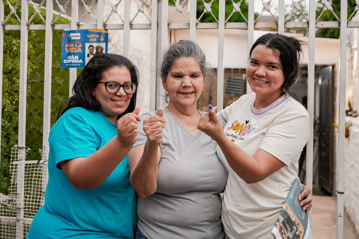 carlosecaicedo's tweet photo. Seguimos construyendo la victoria de este 21 de junio, caminando los barrios, conversando con la gente y sembrando esperanza. Así vivimos esta jornada en la Localidad 1 de Santa Marta junto a líderes de Primero de Mayo, María Eugenia y Las Américas.

Faltan dos días. Dos días para que la esperanza le gane al miedo y la vida a la violencia. Vota @IvanCepedaCast Presidente. 
#MeLaJuegoPorLaVida