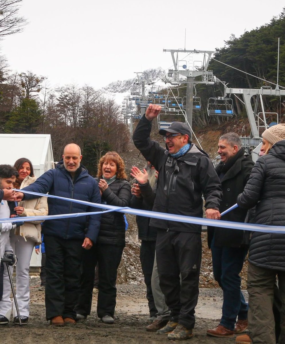 querciali's tweet photo. 🚠 Hoy es un día muy especial para Ushuaia y para toda Tierra del Fuego.

La inauguración de la nueva aerosilla del Cerro Martial marca la recuperación de un lugar profundamente ligado a nuestra historia, nuestros recuerdos y nuestra identidad.

Estamos viviendo un momento histórico para el turismo y la comunidad fueguina. Este nuevo equipamiento representa un salto de calidad para la oferta turística de Ushuaia, incorporando más servicios y actividades para residentes y visitantes durante todo el año.

Este logro demuestra todo lo que podemos alcanzar cuando el sector público y el sector privado trabajan con una visión compartida, apostando al desarrollo turístico y al crecimiento de nuestra provincia. ❄️🏔️