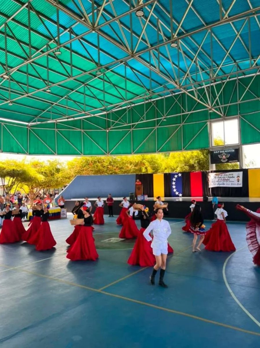 concejolags's tweet photo. #12jun Las concejalas indígenas, Icda Verónica Palmar y Mayerlin Rojas, a la feria del libro "Un Cuento para el Libertador", un encuentro cultural y pedagógico desarrollado en las instalaciones de la Unidad Educativa San Agustín del municipio Lagunillas. https://t.co/FOMK6t2ZVV
