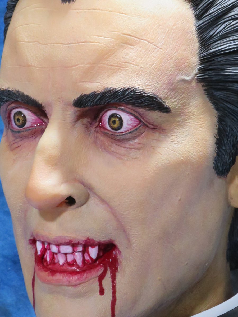 ブラックハート製 ライフサイズ ドラキュラ 胸像（クリストファー・リー版）完成品 見切れるほどドアップの画像くれ ブラックハート・エンタープライゼス