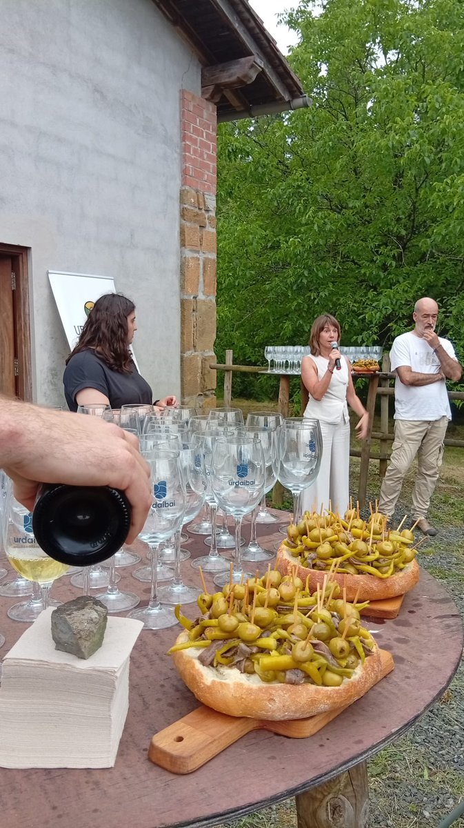 UrdaibaiTurismo's tweet photo. 🍇 𝐔𝐫𝐝𝐚𝐢𝐛𝐚𝐢𝐤𝐨 𝐄𝐬𝐞𝐧𝐭𝐳𝐢𝐚𝐤 𝐌𝐚𝐡𝐚𝐬𝐭𝐢𝐞𝐭𝐚𝐧 𝟮𝟬𝟮𝟲 🍇

🎙✨ Risas, buen txakoli y un ambiente inmejorable en la jornada de hoy. Kaitin Allende ha llenado de humor los viñedos de Bodegas Itsasmendi en la primera cita de Urdaibaiko Esentziak Mahastietan.

🥂 ¡Gracias a todas las personas que nos habéis acompañado! Mañana nos espera una nueva velada especial con la música de Olatz Salvador. 🎼🌿

#urdaibaikoesentziak #mahastiartean #bizkaikotxakolina #urdaibai #kaitinallende #olatzsalvador #visitbiscay #visiteuskadi #txakoli #gastronomia #bizkaia