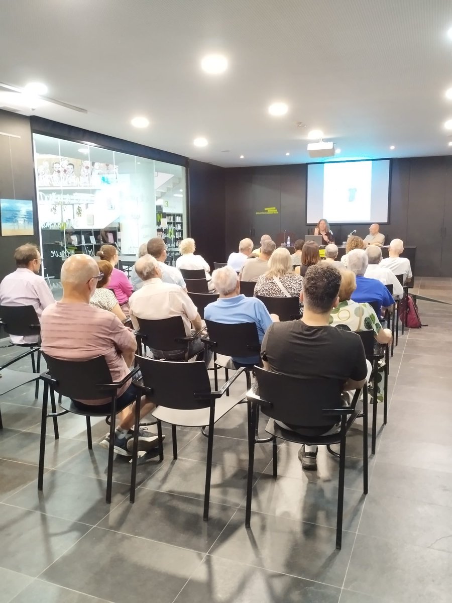 alexmegapc's tweet photo. Fantàstica presentació a Ripoll, molta gent tot i la calorada!! amb el presentador @xeviarditeroma que ho ha fet fantàstic, gràcies a l @Aj_Ripoll i a la @BiblioRipoll @penguinllibres https://t.co/7VwA4RdmPl