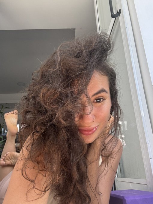 D A N I L I S B O A🍃 - Estoy tomando el sol en el balcón y me dieron unos leves deseos de instalar de nuevo IG 📸 🥹😅🥲 siento que es muy pronto… ✨ https://t.co/TxCEhEfTBs