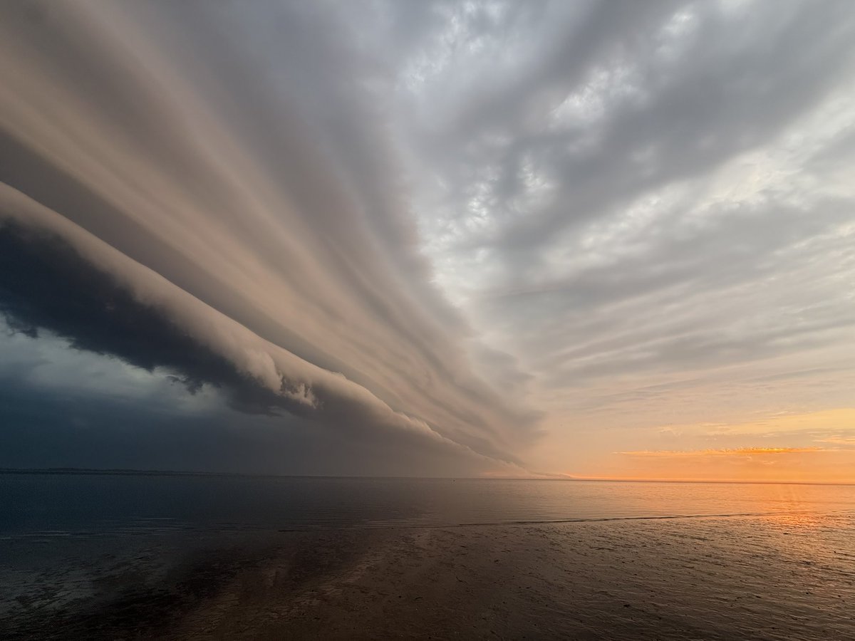 WurfTwain's tweet photo. Moeder natuur gaf een show weg. Hier de foto’s van de rolwolk richting zonsondergang. Zie ook m’n filmpjes in de tweet hiervoor… #rockanje #onweer #rolwolk https://t.co/vHcznT0Ltz