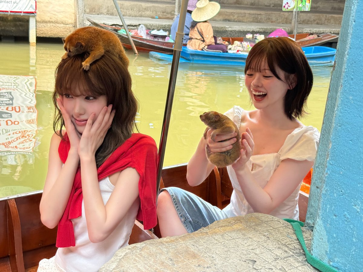 Arab_Yena's tweet photo. 26.06.19 [📸]
تحديث حساب يينا الرسمي yenacore_ على الانستقرام :

"REDRED"

🎵YENA • Mirror Mirror

🔗 https://t.co/b03tYDJtEH
——
@YENA_OFFICIAL #최예나 #イェナ #崔叡娜 https://t.co/vQxo4Kp8mf