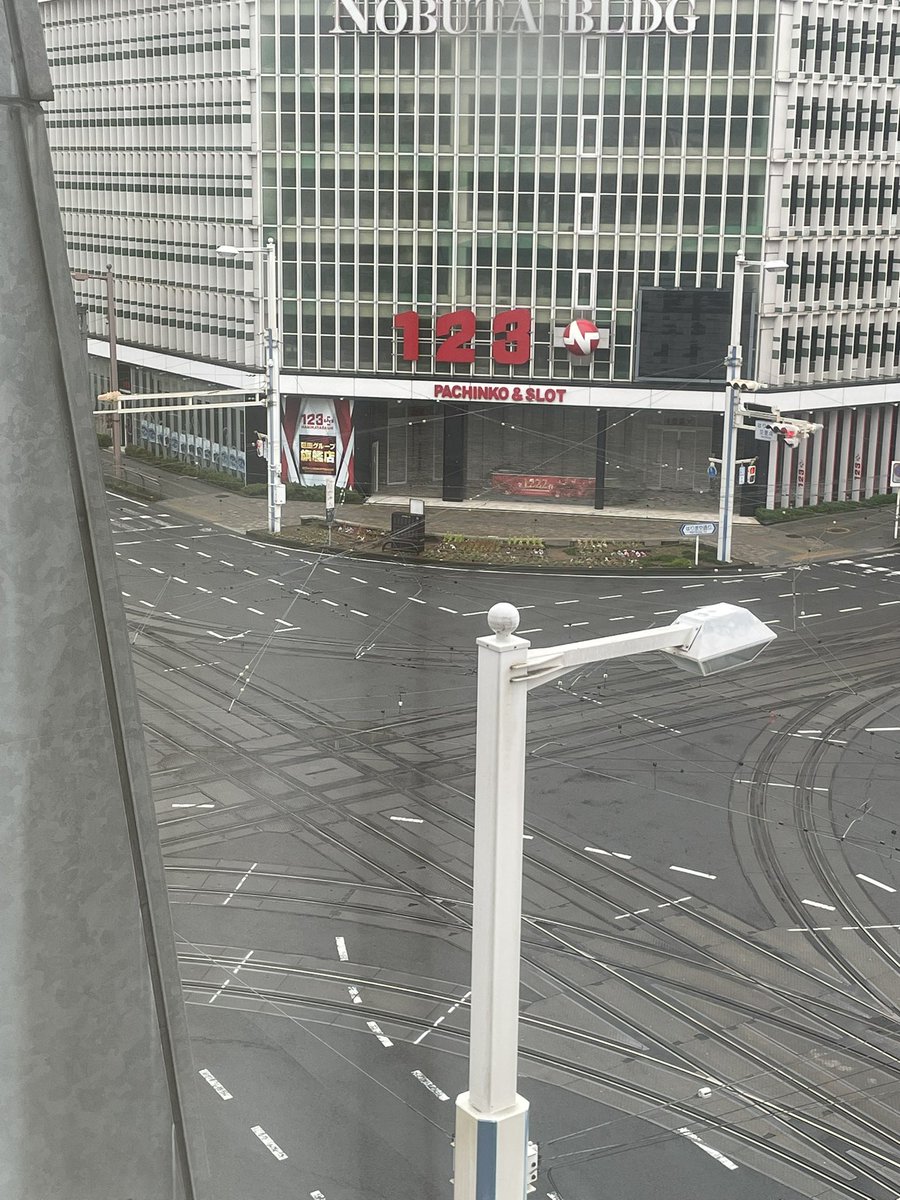 55samansa's tweet photo. 鉄分多い方に捧げる
『早朝　とさでん交通はりまや橋　　ダイヤモンドクロッシング』 https://t.co/501nW0yE8I