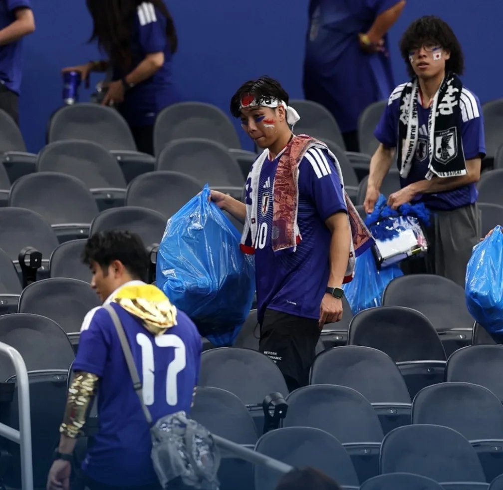 shorts_91's tweet photo. 'Do it at home too': Japanese fans World Cup cleanup culture meets gender equality debate as social media users call out domestic double standards.
Read more on, https://t.co/Cu9wKt4aig
#Japan #FIFA #WorldCup #Cleanup #japanese #Football https://t.co/EUpUuFbn3O