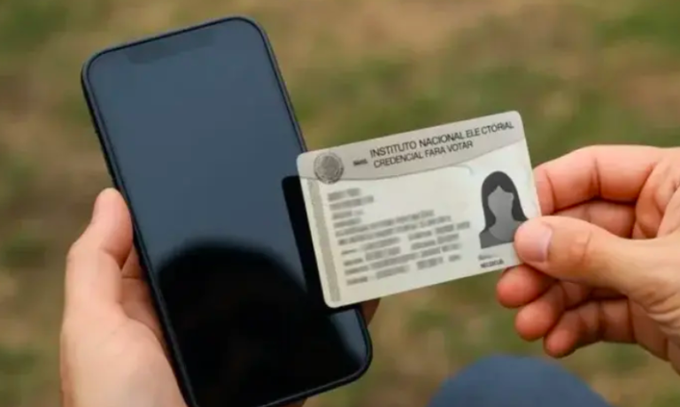 GuacamayanLeaks's tweet photo. Ante la resistencia de muchos mexicanos a registrar sus líneas, la @CRTGobMX obligó a las compañías telefónicas a registrar automáticamente las líneas de pospago (plan de renta) con nombre completo, identificación oficial y CURP.

Todo sin pedir permiso expreso al usuario. ¿A ti te preguntaron?