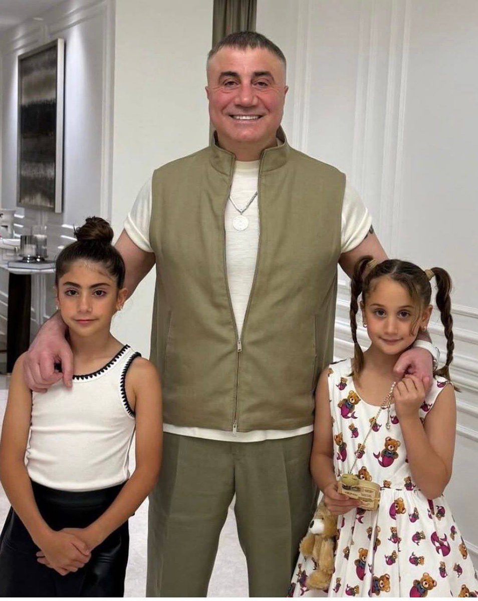 darkwebhaber's tweet photo. Doktorların yaşama şansı vermediği belirtilen beyin tümörü hastası 8 yaşındaki Hülya Akar, tedavi masraflarının Sedat Peker tarafından karşılanmasının ardından Ankara’da başarılı bir ameliyat geçirdi.

— Hülya’nın yeniden sağlığına kavuşması, gökyüzüne bırakılan balonlarla kutlandı.