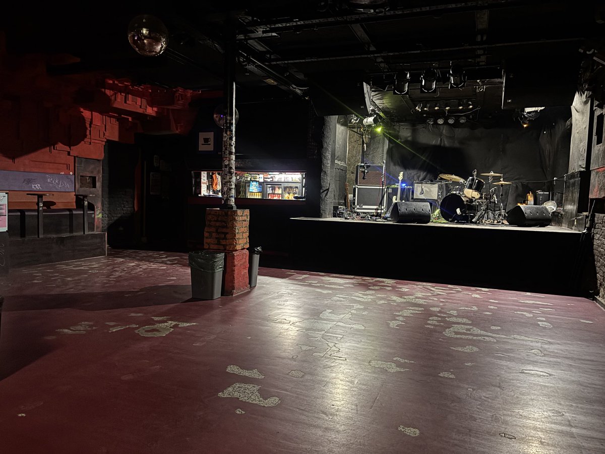 plasticbeat's tweet photo. 今日はココ。
Gala Hala   Ljubljana Slovenia 🇸🇮  
屋外屋内ステージが2つ。
時間差でバンドが演奏。
mojaは屋内ですー。

We’re here tonight 🌙
Gala Hala, Ljubljana, Slovenia 🇸🇮 https://t.co/xshaFEARZG