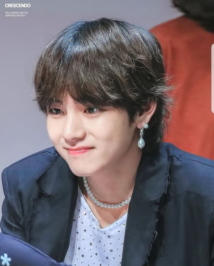 smlkbttr's tweet photo. Fake Love erasında Taehyung Korelilerden çok feminen göründüğü için linç yemişti, hatta bazı armyler (?) Fan meeting de saçının kötü göründüğünü söylemişti hâlâ daha bu kadar slk olmalarını kaldıramıyorum. Sinirlerimi bozuyor.  Şu görüntüyü reelde görmek için her şeyi https://t.co/Ccxy7lcTgq