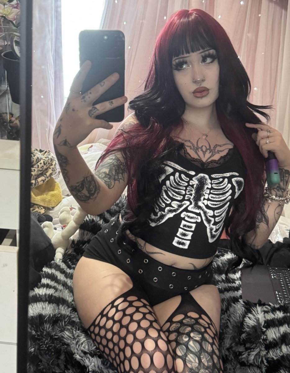 gothdomkat's tweet photo. goth brat mommy who gets whatever she wants 🌀 https://t.co/nBwv4BXNYO
