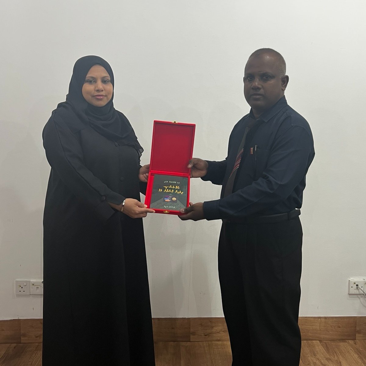 librarymv's tweet photo. އަލްފާޟިލް މުޙައްމަދު ޝަރީފްގެ ފޮތް 'ދައު އޮހޮރުވުމަކާ ނުލައި އެޗް.އެސް.ސީ. ދިވެހިން ފާސްވާނެ މަގު' ޤައުމީ ކުތުބުޚާނާގައި ފަންނާއި ސަގާަާފަތާއި ތަރިކައާ ބެހޭ ވަޒީރު, އޮނަރަބަލް ހީނާ ޥަލީދު އިފްތިތާޙްކުރައްވައިފި. https://t.co/BBq0YVw3RI