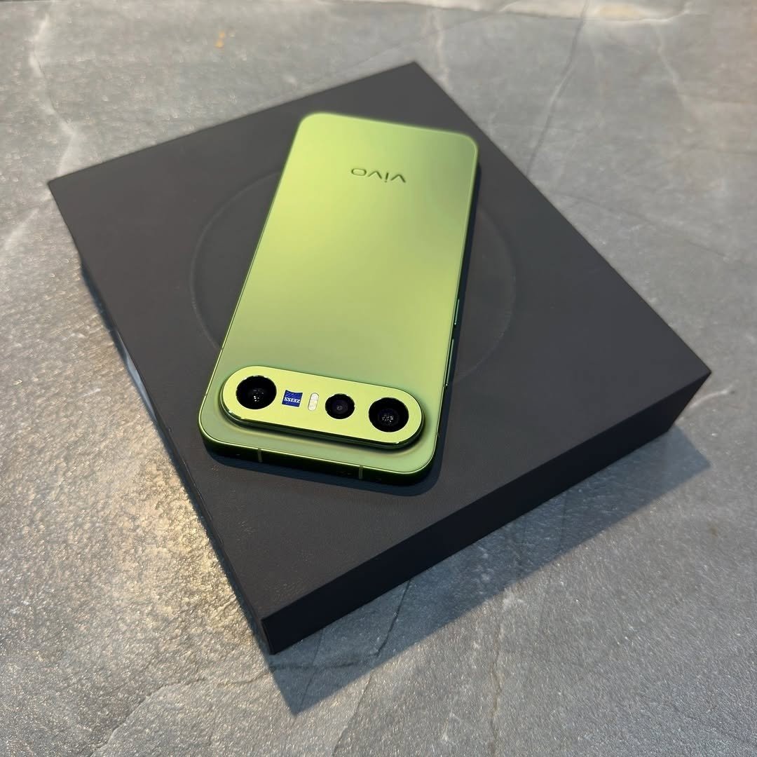 SkylarksPlace's tweet photo. SMALL BUT MIGHTY..🔥
.
This is the vivo X300 FE 
It proves that a compact phone doesn't have to feel like a compromise.

You get a 6.31" 120Hz AMOLED display, flagship Snapdragon 8 Gen 5 performance, ZEISS-tuned cameras with a dedicated 3× telephoto lens, and a massive 6,500mAh battery with 90W fast charging, all in a phone that's comfortable to use with one hand.

Small in size. Flagship in every other way.

This is the kind of phone for people who want premium performance without carrying a brick.
