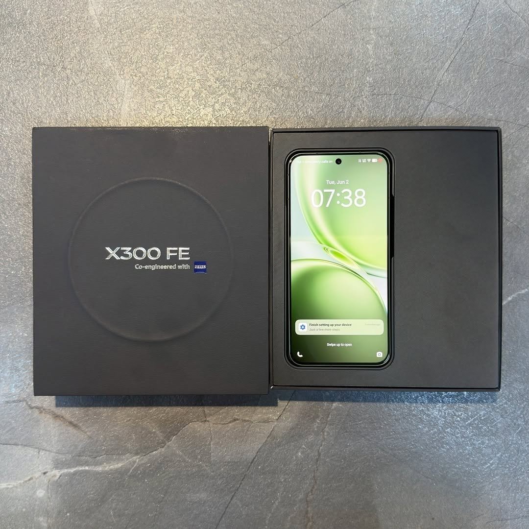 SkylarksPlace's tweet photo. SMALL BUT MIGHTY..🔥
.
This is the vivo X300 FE 
It proves that a compact phone doesn't have to feel like a compromise.

You get a 6.31" 120Hz AMOLED display, flagship Snapdragon 8 Gen 5 performance, ZEISS-tuned cameras with a dedicated 3× telephoto lens, and a massive 6,500mAh battery with 90W fast charging, all in a phone that's comfortable to use with one hand.

Small in size. Flagship in every other way.

This is the kind of phone for people who want premium performance without carrying a brick.