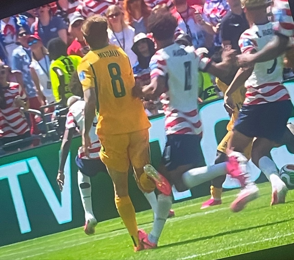 Jedi_G13's tweet photo. How didnt VAR review this? Clear penalty not given
#fifaworldcup #socceroos #usaaus https://t.co/V4xesIhyTc