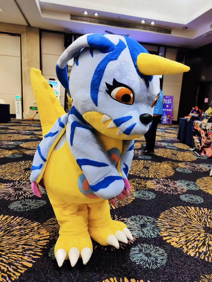 0warrior000's tweet photo. 💖Wore a fully enclosed Gabumon costume once. No ventilation, no breathing holes.
🥲Air runs out fast, starts to feel like suffocating but honestly, kinda fun. Max 1 hour. Really interesting experience.
#Gabumon #DigimonCosplay #Fursuit #SuitExperience #Furry https://t.co/65DnzToB13