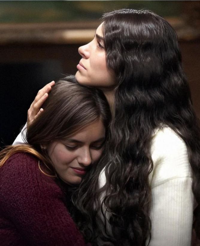 esdileyna's tweet photo. "Yirmi yıl önce, karanlık bir gecede, kirli yalanlarla bir hastane odasında birbirlerinden koparılan Esme ve Eleni; tam yirmi yıl sonra, gerçeğin o sarsılmaz gücüyle yine bir hastane odasında yeniden birleşmişti."

4. bölümde kavuşma var ama ondan önceki bölümün 500 olması lazım yoksa paylaşamam🥹🤍
#EsDil #TaşacakBuDeniz #Esme #Eleni