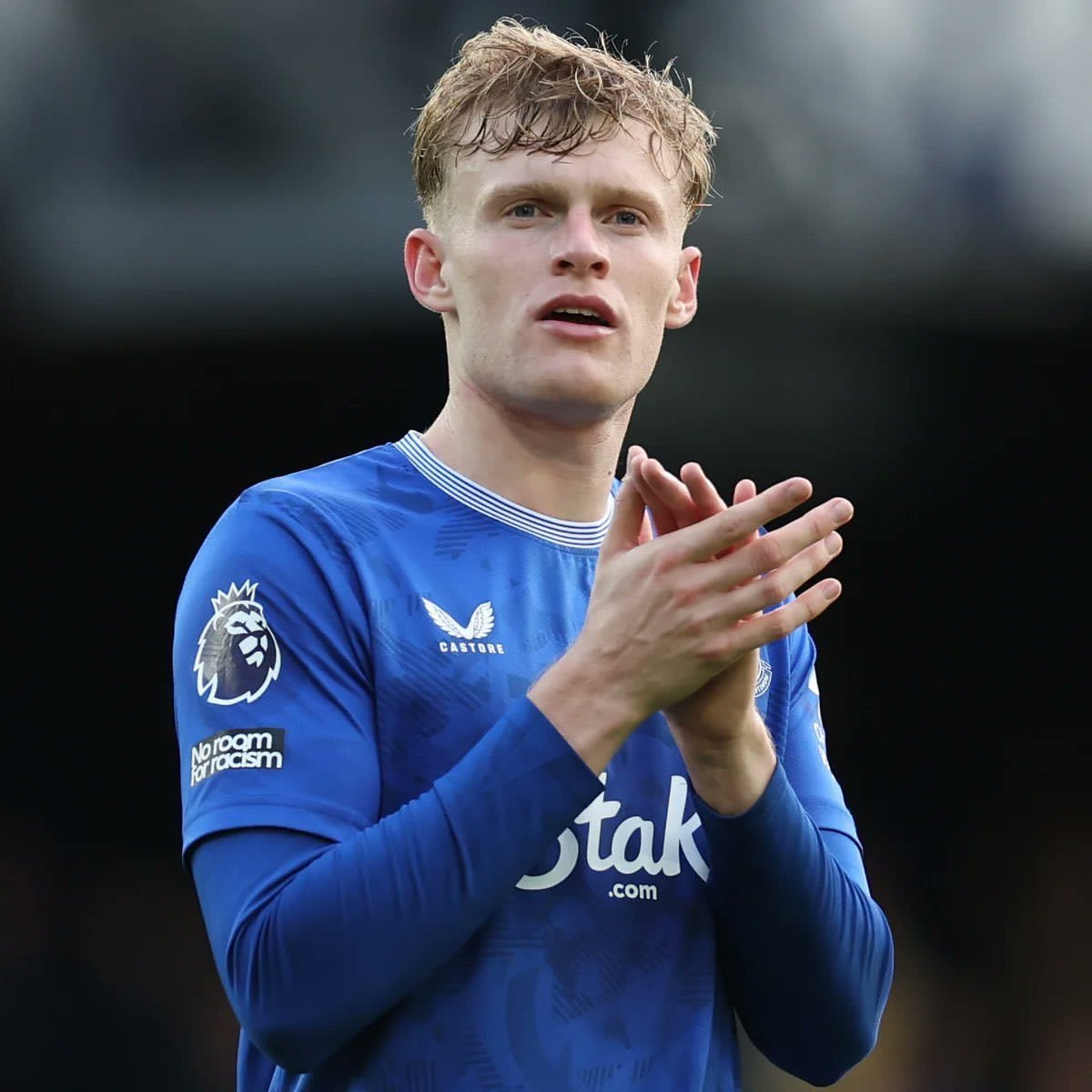 StretfordEndx's tweet photo. 🚨 NEW: Manchester United, Manchester City and Bayern Munich are all interested in Everton defender Jarrad Branthwaite, though Everton are demanding £70M for his sale.

Branthwaite remains a long-term Manchester United target, with talks reportedly held earlier this year. The defender is understood to be keen on a move to Old Trafford. [@DailyMail] #mufc