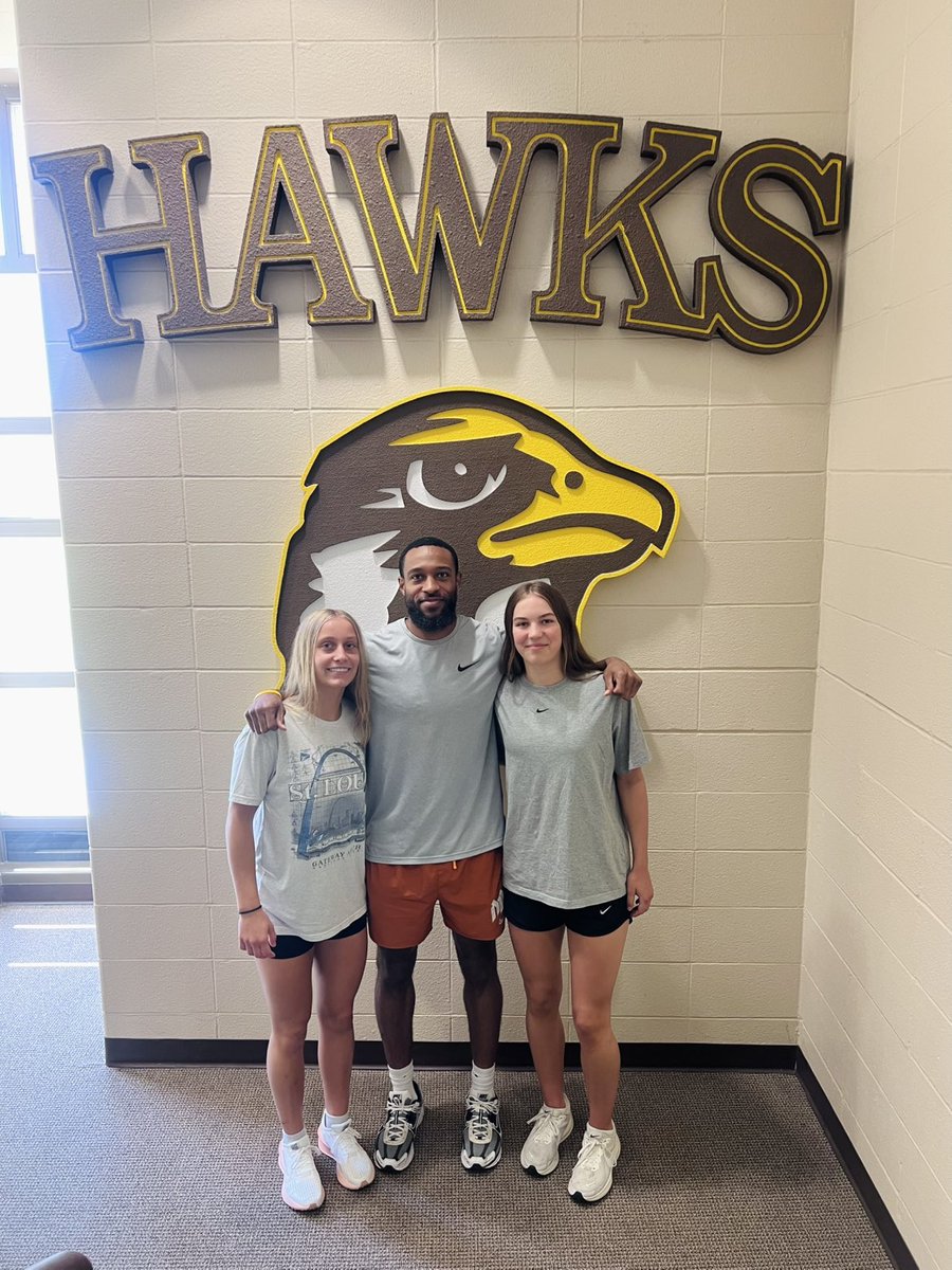 GraceRuys5's tweet photo. Thank you @CourtneyBelger for meeting with us. Had fun learning more about @QUHawksWBB. https://t.co/VWiL6kVTxY