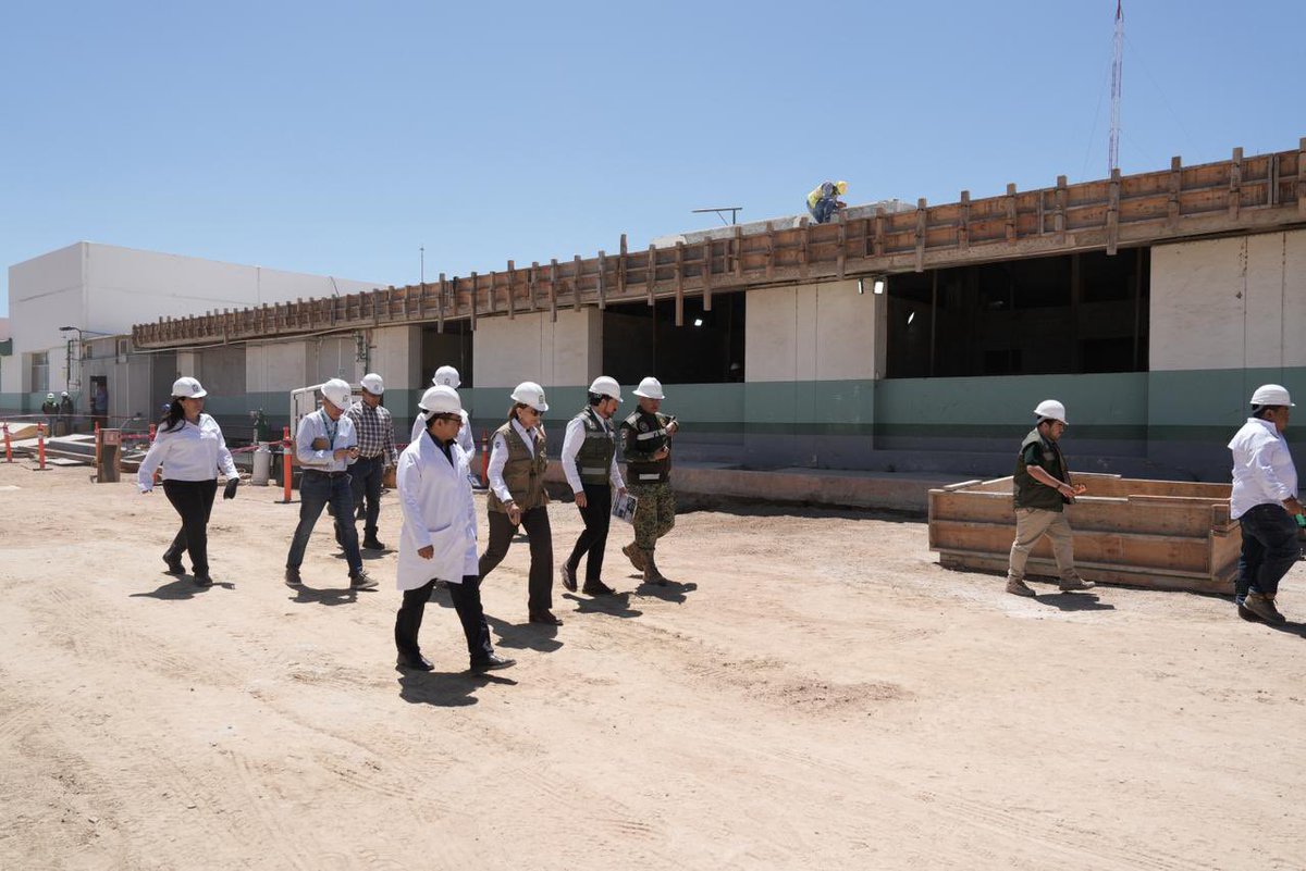 zoerobledo's tweet photo. Estamos en Baja California, en donde tendremos una gira de trabajo con la Presidenta de México @Claudiashein para revisar los avances del Plan de Justicia para Trabajadores Agrícolas de San Quintín.

Antes, pasamos a ver los avances de la ampliación y remodelación del antiguo Hospital Rural del IMSS en San Quintín, que se transforma en un Hospital General de Zona: incrementaremos su capacidad de 32 a 80 camas, contaremos con 14 especialidades médicas, más personal y mejor equipo.

Seguimos avanzando en esta obra estratégica para el fortalecimiento del sistema de salud en la región, que estaremos visitando en un rato más junto con la Presidenta de México. 🇲🇽💚