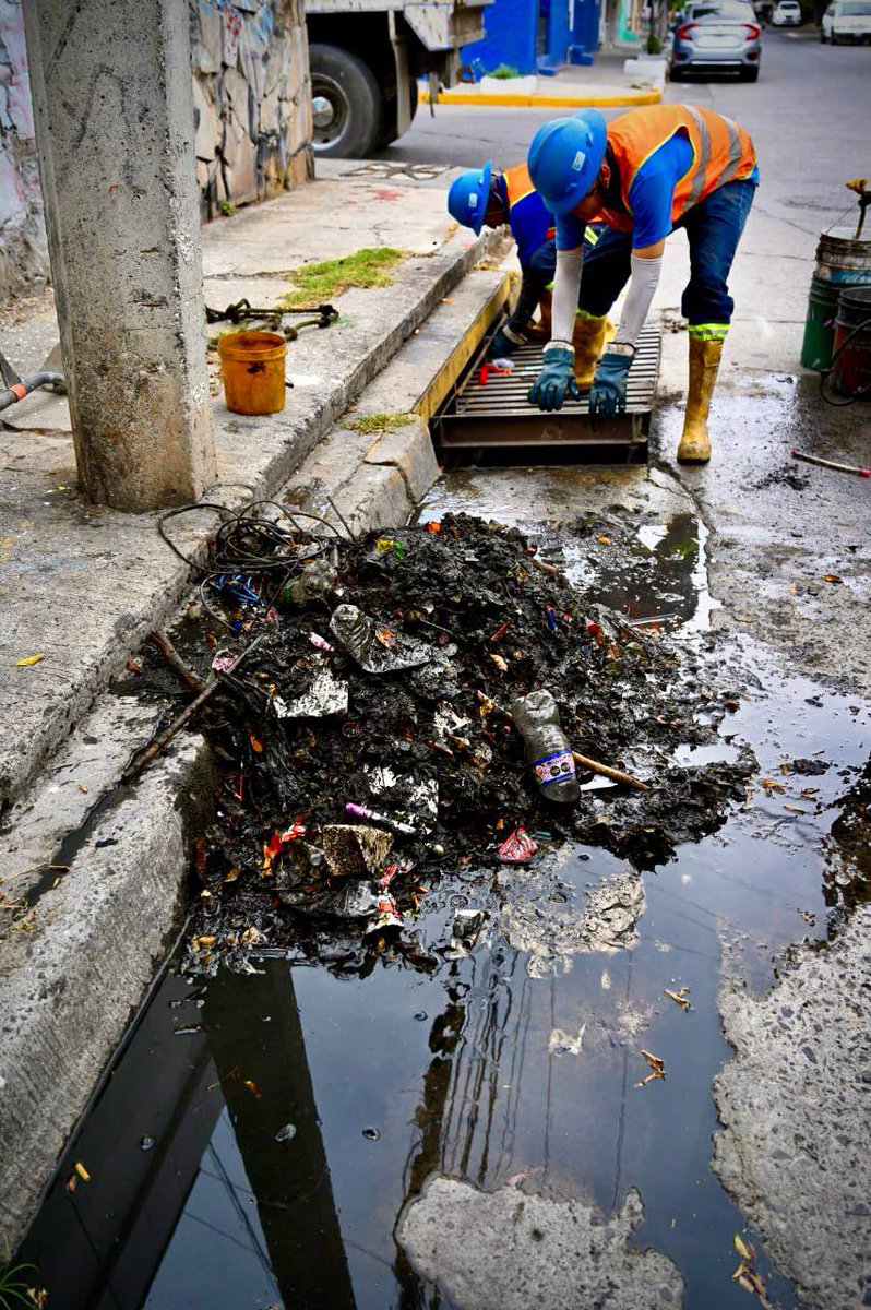 siapagdl's tweet photo. 🤦🏽 La basura que tiramos en las calles contribuye a la generación de inundaciones durante el temporal de lluvias. No es un “simple papel o envoltura” es el cúmulo de acciones que subestiman un problema mayor.

👷🏽‍♂️✅ Continuamos con trabajos de limpieza de la infraestructura hidrosanitaria, pero necesitamos de tu cooperación, un manejo responsable de residuos nos permite mejorar nuestra calidad de vida y evitar riesgos.