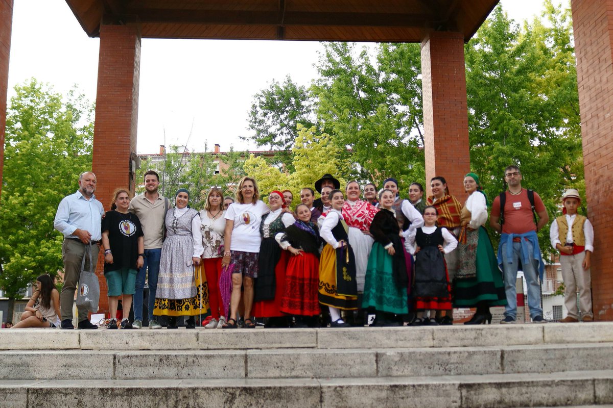 PalenciaAyto's tweet photo. 🎉💃 Acompañamos a la Asociación de Vecinos del #barrioCampodelaJuventud en la celebración de su festival de #danzas, dentro de la programación de unas #fiestas en las que pretenden llamar la atención de los #vecinos para que valoren la labor del colectivo y este no desaparezca. https://t.co/c91Aahg7nA