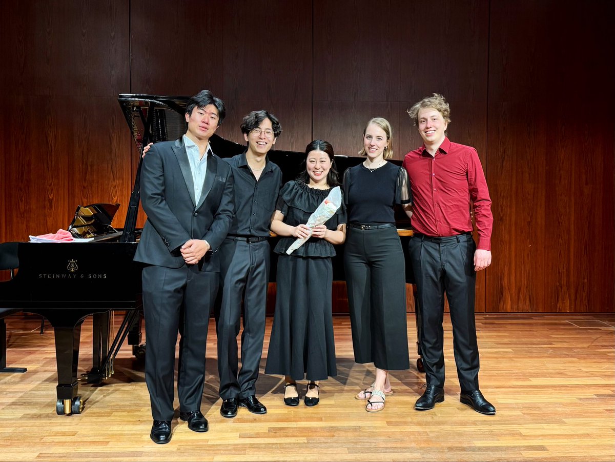 70_klavier's tweet photo. Stuttgart音大のコレペティ科のコンサート試験でオペラとリートとソロと盛り盛り弾いてきた！

2年前は本当に弾けなかったオペラに対して抵抗が無くなって視点を増やせたし、オペラ頑張った事でリートへのアプローチも増えた。まだまだ成長、勉強し続けるぞ！

レパートリー試験までまだ耐える！🍀 https://t.co/mxnq9x2SAs