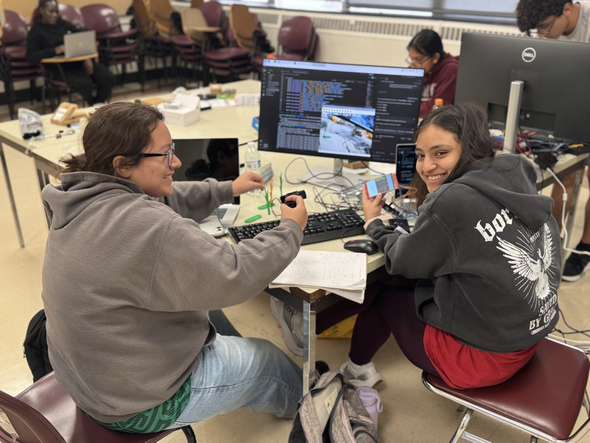 billygrahamram's tweet photo. Six high school students visited my lab for summer camp. They completed projects on simulated corn stand count and site specific spraying. I am so proud of these students! They have a very bright future ahead! https://t.co/AKnQ687XN6