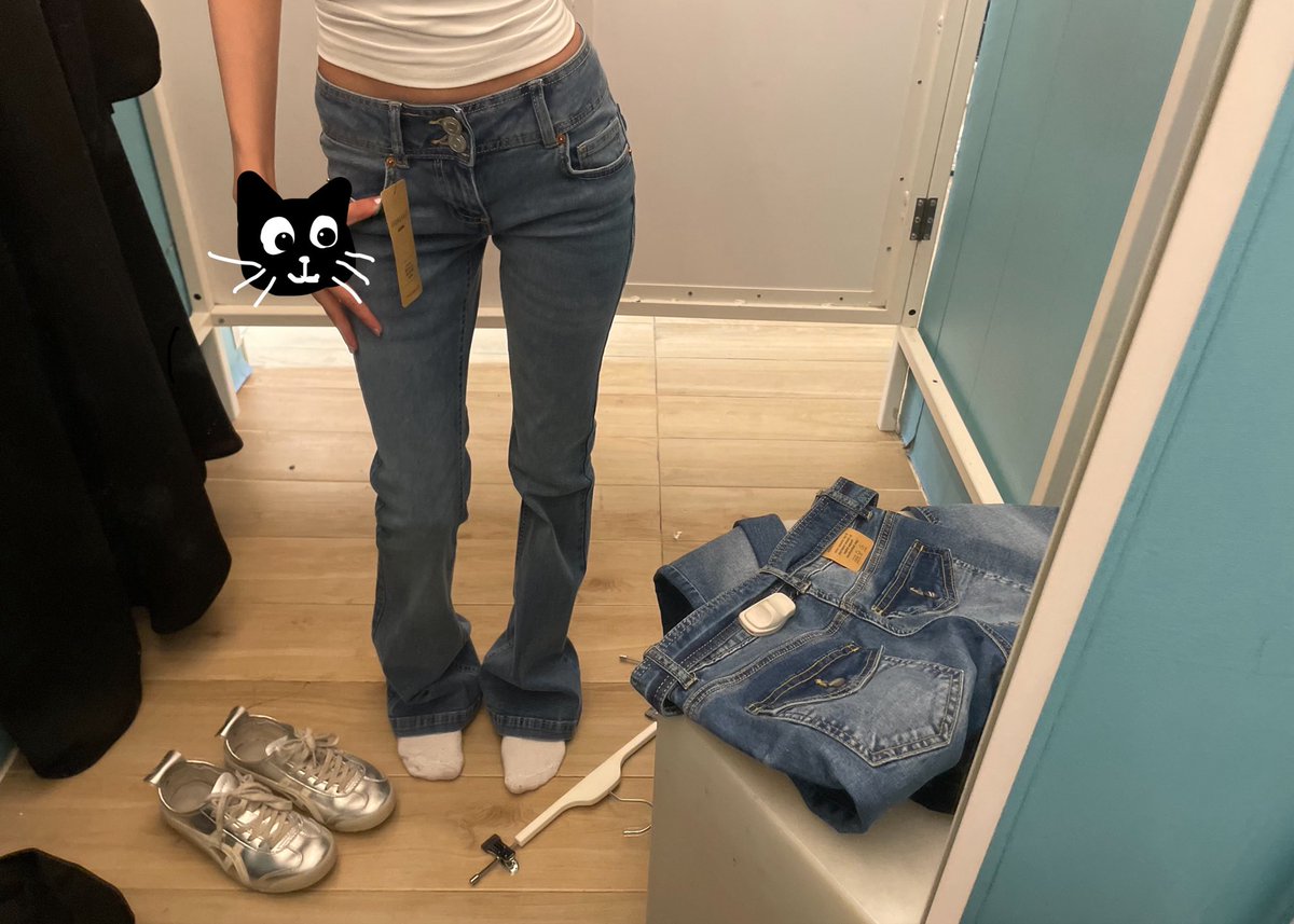 1ytrvi's tweet photo. Trying to find the perfect jeans https://t.co/OfCQ66v5gq