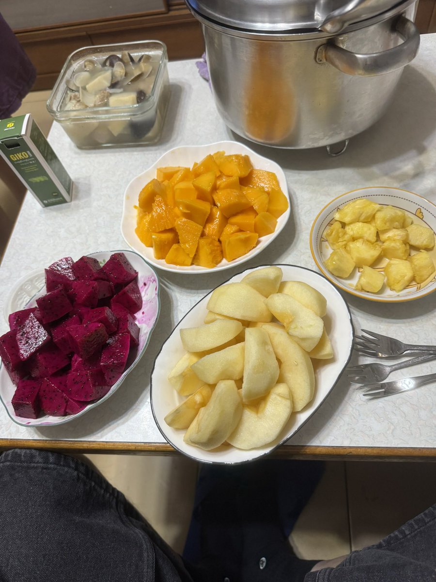 jadorelaFR's tweet photo. 因為客人改期就過到端午節，喝了手搖愛店，還吃到南部粽和北部粽一次滿足，愛上南部粽了，飽到不行還吃了一堆水果，真的是被伺候。
回家一口氣看完正念殺機第一季，很好看。
前幾天累積的負能量都不見了，很放鬆的美好的一天。 https://t.co/QeuECbsW9p