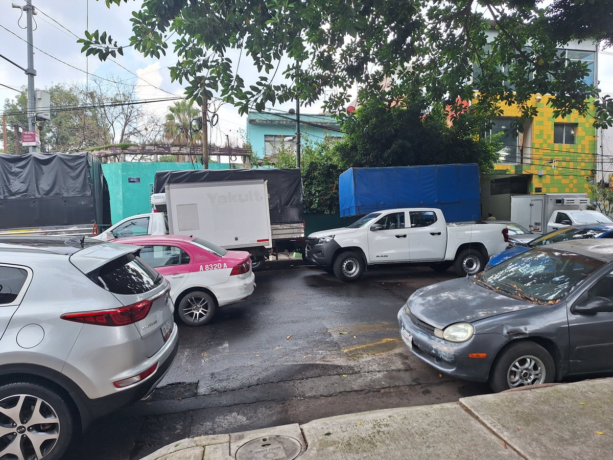 el_chefcito_'s tweet photo. @ClaraBrugadaM @OVIALCDMX @UCS_GCDMX @BJAlcaldia @LuisMendozaBJ Solicito ayuda para retirara camionetas y carros estacionados en doble fila en calle Bélgica esq necaxa alcaldía benito juarez https://t.co/cIVlcY46x0