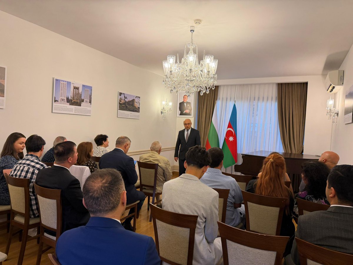 AzEmbBulgaria's tweet photo. 19 iyun 2026-cı il tarixində Azərbaycan Respublikasının Bolqarıstan Respublikasındakı Səfirliyində Milli Qurtuluş Gününə həsr olunmuş tədbir keçirilib

Azərbaycan Respublikasının Bolqarıstan Respublikasındakı Səfirliyində Milli Qurtuluş Günü münasibətilə Bolqarıstanda yaşayan Azərbaycan icmasının üzvlərinin iştirakı ilə tədbir təşkil olunub.

Tədbiri giriş sözü ilə açan Azərbaycan Respublikasının Bolqarıstan Respublikasındakı Səfiri Elmar Məmmədov xalqın tələbi ilə Ümummilli Lider Heydər Əliyevin 1993-cü ildə Azərbaycan rəhbərliyinə qayıdışının ölkənin müasir tarixində dönüş nöqtəsi olduğunu bildirib. Səfir qeyd edib ki, Milli Qurtuluş Günü Azərbaycanın dövlət müstəqilliyinin qorunub saxlanılması, ictimai-siyasi sabitliyin bərqərar olunması və ölkənin davamlı inkişaf yoluna qədəm qoyması baxımından müstəsna əhəmiyyətə malikdir. O, Ümummilli Lider Heydər Əliyevin müəyyən etdiyi dövlətçilik kursunun bu gün də Azərbaycan Prezidenti İlham Əliyevin rəhbərliyi ilə uğurla davam etdirildiyini vurğulayıb. Tədbirdə, həmçinin Prezident İlham Əliyevin rəhbərliyi altında Müzəffər Azərbaycan Ordusunun 44 günlük Vətən müharibəsində qazandığı tarixi Zəfər barədə məlumat verilib və 30 ilə yaxın bir müddət ərzində icrasız qalmış BMT-nin Təhlükəsizlik Şurasının müvafiq qətnamələrinin icra sının Azərbaycan tərəfindən təmin edildiyi və beynəlxalq hüququn bərpa edildiyi bildirilmişdir. Səfirlikdə yenicə istifadəyə verilmiş və işğaldan azad edilmiş Azərbaycanın mədəni paytaxtı olan Şuşanın adını daşıyan zalda ötən ay Ulu Öndərin anadan olmasına həsr edilmiş ilk tədbirin, hazırda isə Milli Qurtuluş Gününə həsr edilmiş ikinci tədbirin təşkilinin böyük simvolik mənası vurğulanmışdır. 

Tədbirdə Bolqarıstanda yaşayan Azərbaycan icmasının üzvü Sabir  Quliyev Milli Qurtuluş Gününün Azərbaycan xalqının taleyində mühüm rolundan bəhs edərək, Ümummilli Lider Heydər Əliyevin dövlətçilik irsinin əhəmiyyətini vurğulayıb. Çıxışlarda milli birliyin qorunmasının, dövlətçiliyin möhkəmləndirilməsinin və xaricdə yaşayan soydaşlarımızın Azərbaycan həqiqətlərinin təbliği istiqamətində fəaliyyətinin vacibliyi qeyd olunub.

Səmimi və qarşılıqlı fikir mübadiləsi şəraitində keçən tədbirdə iştirakçılar Milli Qurtuluş Gününün Azərbaycan dövlətçiliyinin tarixində xüsusi yer tutduğunu bildirərək, bu əlamətdar gün münasibətilə təbriklərini ifadə ediblər. Tədbir iştirakçıları Azərbaycanın əldə etdiyi nailiyyətlərdən məmnunluqlarını bildirərək, ölkəmizin bundan sonra da davamlı inkişaf və tərəqqi yolunda yeni uğurlara imza atacağına əminliklərini ifadə ediblər. Tədbir müvafiq qəbul ilə davam etdirilmişdir.